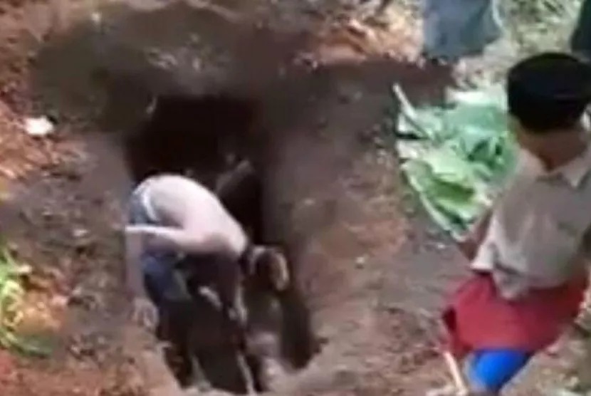 Sebuah video seorang anak kandung yang membongkar makam orang tuanya sendiri di Desa Kedung Sumur, Kecamatan Pakuniran, Kabupaten Probolinggo beberapa waktu lalu viral di media sosial (medsos).