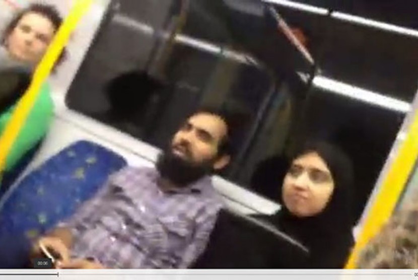 Sebuah video yang diunggah di media sosial menunjukkan penumpang kereta di Sydney membela seorang perempuan Muslim dari serangan rasial