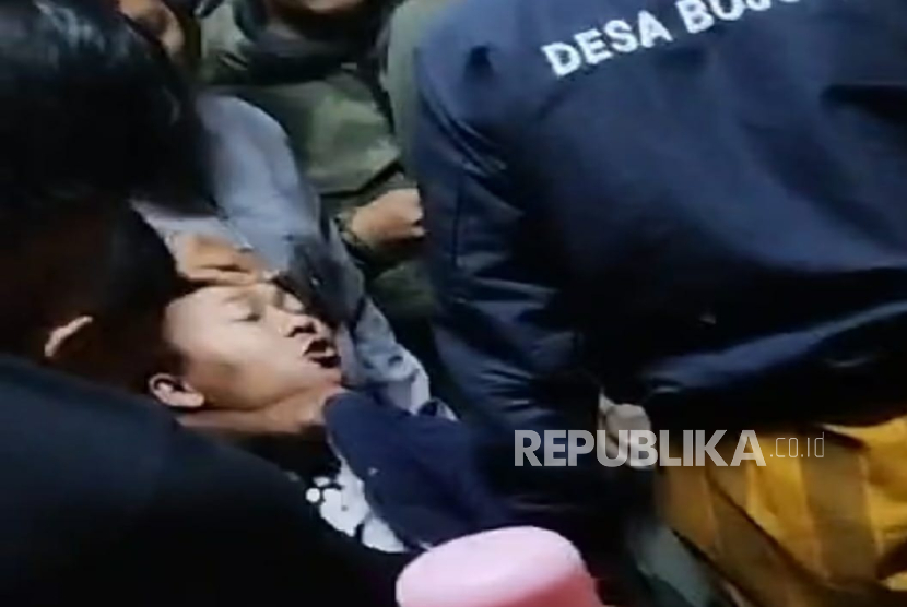 Sebuah video yang memperlihatkan seorang pria dikepung massa viral di media sosial