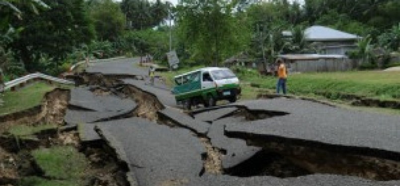 Sebulan lalu, gempa juga menghantam Pulau Negros yang menewaskan 113 orang.