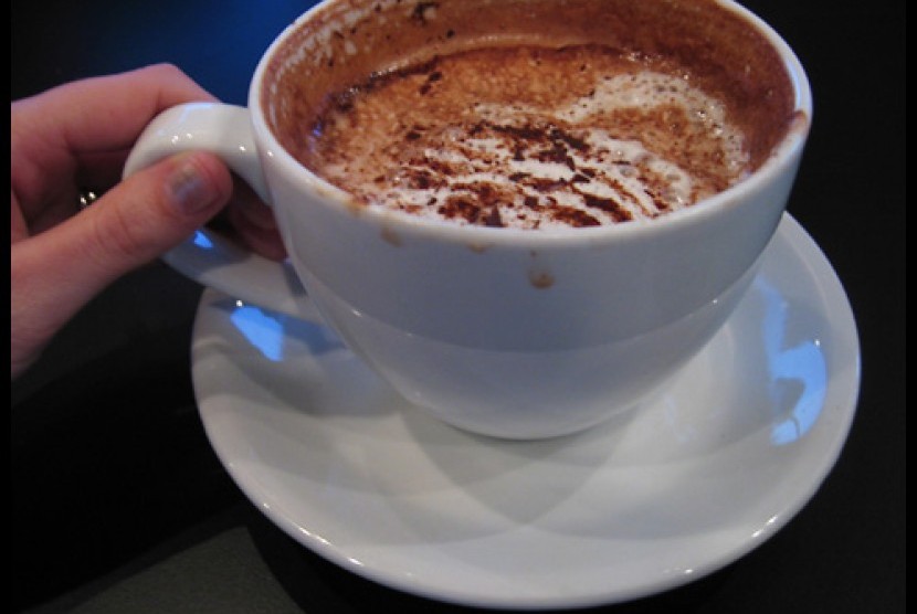 Krim kocok yang lembut di atas kopi manis dijamin sanggup membuat mood kembali baik.