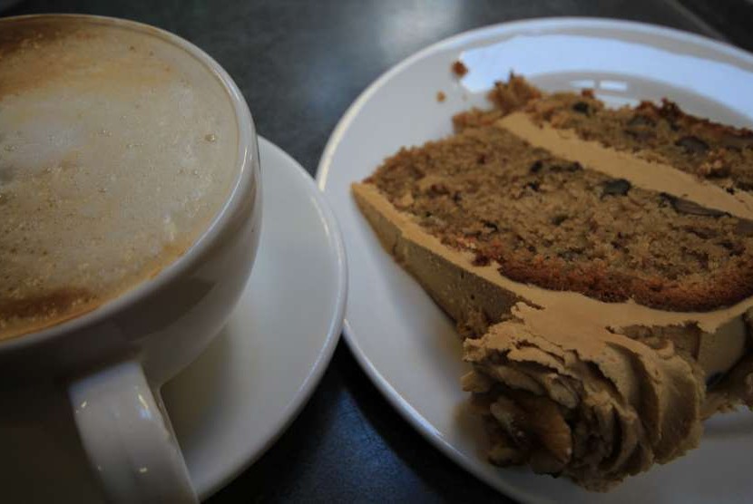 Secangkir kopi dan sepotong kue.