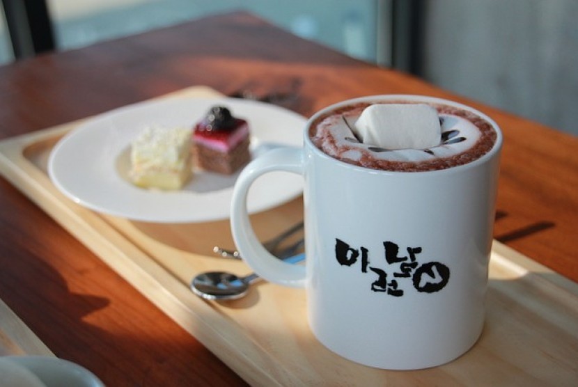 Secangkir kopi manis plus kudapan ringan bisa mengandung gula yang berlebihan bagi tubuh.