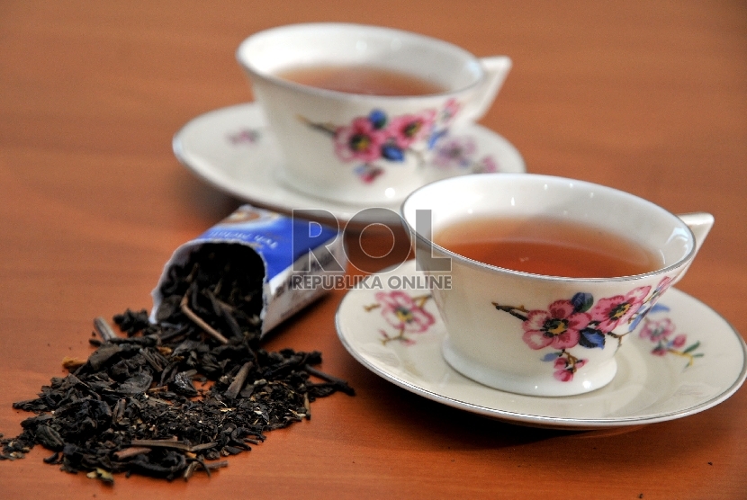 Secangkir teh panas di musim hujan sungguh menyenangkan, tapi waspadai bahaya yang mengintai dari menyeruput minuman yang terlalu panas.