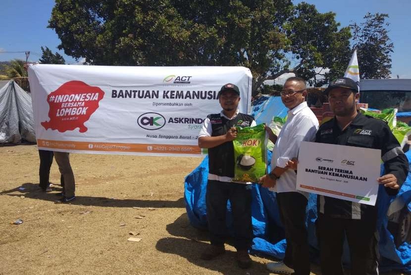 Secara simbolis, Direktur Askrindo Syariah Soegiharto menyerahkan bantuan di Integrated Community Shelter (ICS) ACT di Lapangan Gondang, kecamatan Gangga kabupaten Lombok Utara. 