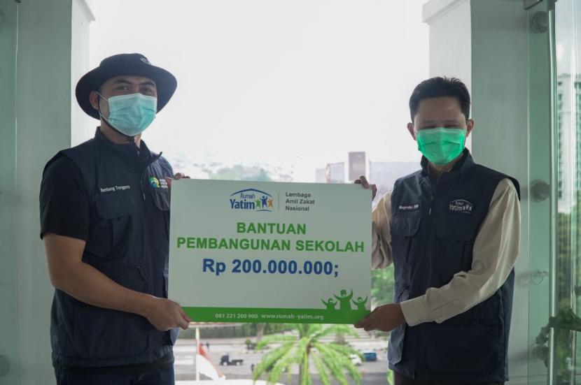 Secara simbolis, Direktur Utama Rumah Yatim Nugroho BW (kanan) menyerahkan bantuan renovasi sekolah Ketua Jabar Quick Response (JQR) Bambang Trenggono (kiri) senilai Rp 200 di Gedung Sate, Kota Bandung, Selasa (9/2). 