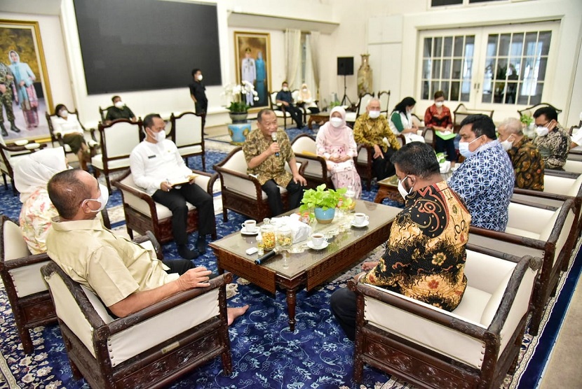 Secara simbolis Ketua Umum Dewan Rempah Indonesia (DRI) Ir Gamal Nasir menyerahkan buku tersebut kepada Gubernur Sumatra Utara, Edy Rahmayadi di Kantor Gubernuran, Jumat (22/10). 