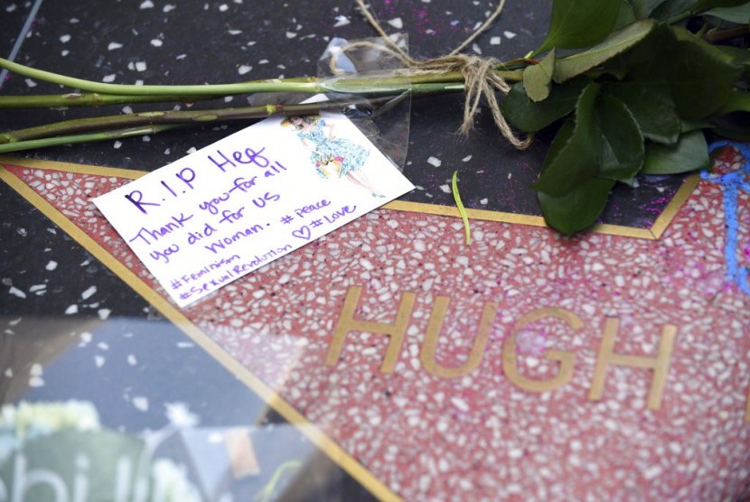 Secarik surat tanda duka diletakkan di atas tanda bintang Hugh Hefner di Hollywood Walk of Fame, LA.