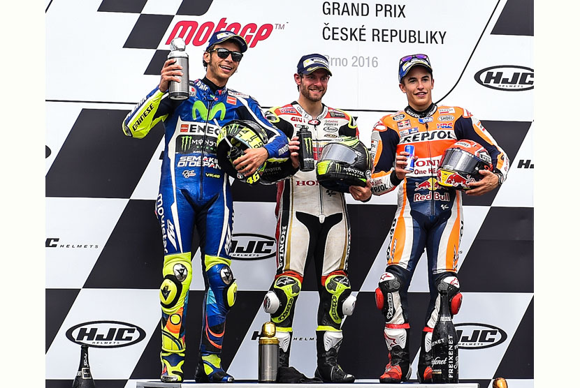 Tiga pebalap merayakan kemenangannya usai pertandingan balap MotoGP di Ceko.