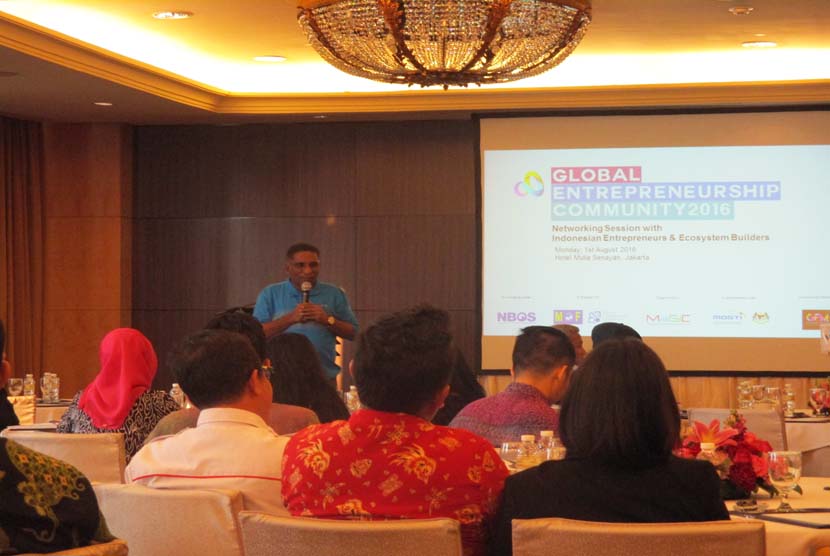 Secretary General Kementrian Keuangan Malaysia Tan Sri Dr  Mohd  Irwan Serigar bin Abdullah memberikan sambutan pada  Global Entrepreneur Community di Jakarta, Senin (1/8/2016).