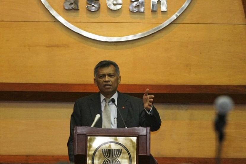 Secretary General of ASEAN, Surin Pitsuwan, during a pres conference in Jakarta, Wednesday.   
