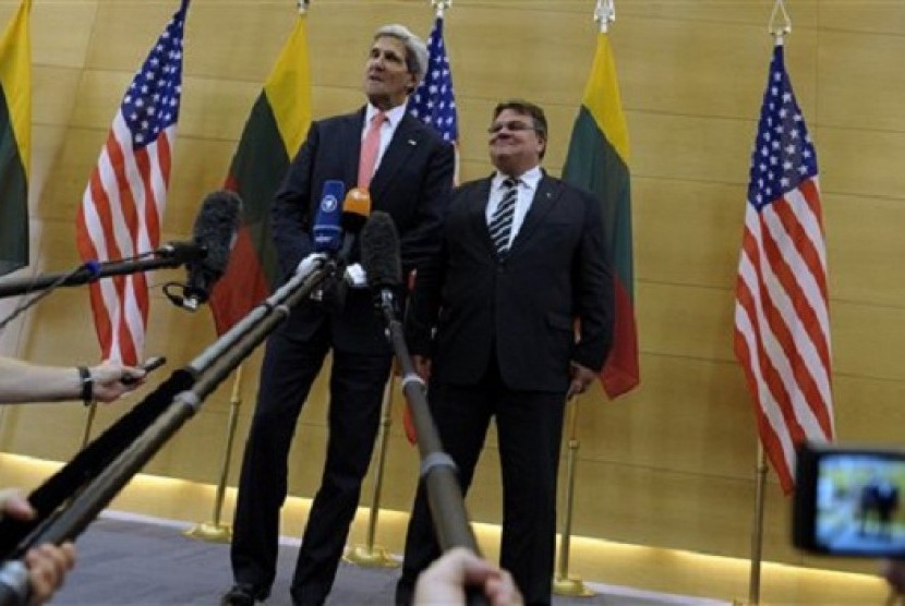Secretary of State John Kerry and Lithuanian Foreign Affairs Minister Linas Linkevicius make a joint statement in Vilnius, Lithuania, Saturday, Sept. 7, 2013. Skeptical EU foreign ministers Saturday urged the US to delay possible military action against Sy