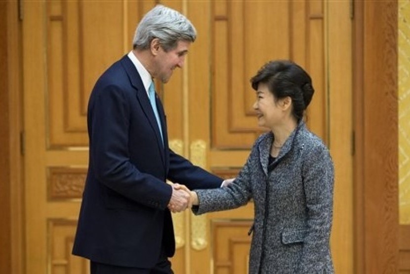 Secretary of State John Kerry (left) meets with South Korean President Park Geun-hye at the Blue House on Thursday, Feb. 13, 2014, in Seoul, South Korea. 