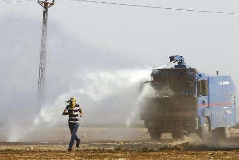 Pasukan keamanan Turki menggunakan tembakan air untuk membubarkan demonstran Kurdi. (ilustrasi)