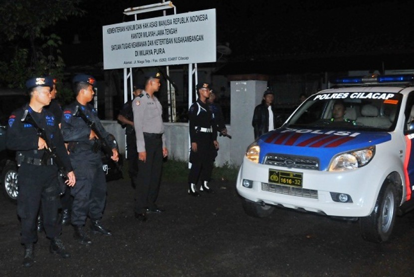 Security personnels stand guard as three death convicts are executed at Wijayapura Port, Cilacap, on Friday 