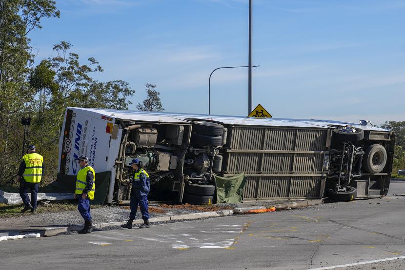 Sedikitnya 10 orang tewas dan 25 lainnya luka-luka setelah sebuah bus sewaan yang membawa tamu pernikahan terjungkir di wilayah Hunter, New South Wales