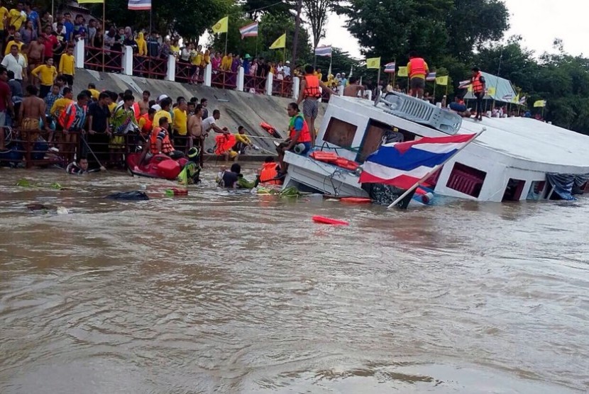 Sedikitnya 13 orang tewas dalam kecelakaan kapal di Sungai Chao Praya, Thailand setelah menabrak jembatan dan tenggelam, Ahad (18/9).