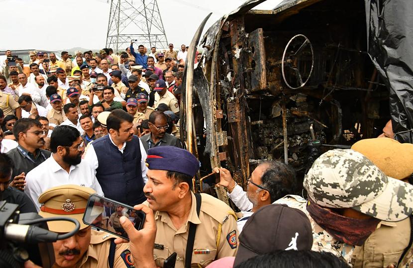 Sedikitnya 25 orang tewas dan sejumlah lainnya terluka ketika sebuah bus terbakar di India barat