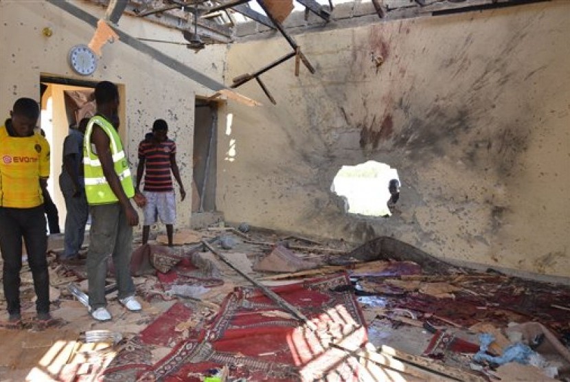Sedikitnya 30 orang tewas akibat serangan bom yang menargetkan masjid baru di kota Yola, Nigeria, Jumat, 23 Oktober 2015..