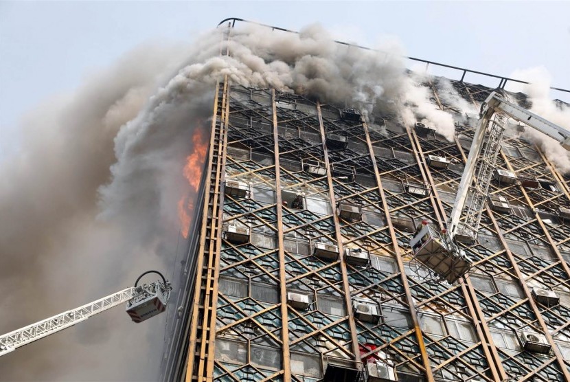 Ilustrasi kebakaran gedung pencakar langit.