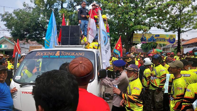 Sedikitnya 300 nelayan yang tergabung dalam Front Nelayan Bersatu (FNB) mendatangi gedung DPRD Kabupaten Indramayu, Kamis (9/6). 