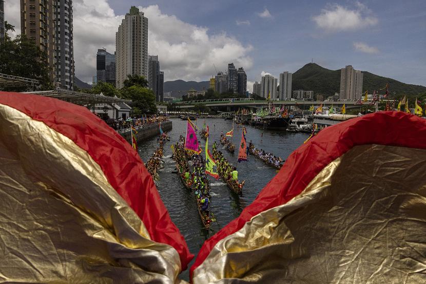 Sedikitnya 60 tim yang diperkuat sekitar 400 atlet turut ambil bagian dalam lomba balapan perahu naga di Kota Sanya, Provinsi Hainan, Cina.