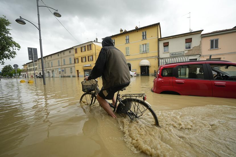 Sedikitnya delapan orang tewas dan ribuan orang dievakuasi dari rumah mereka ketika hujan deras melanda wilayah Emilia-Romagna di wilayah Italia utara.