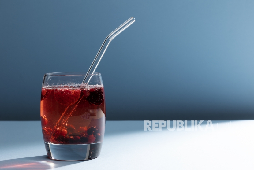 Sedotan Kaca, Estetik Tapi Berisiko Bikin Pengguna Menelan Beling?