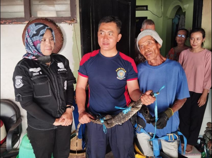 Seekor biawak yang nyemplung ke sumur warga berhasil dievakuasi oleh petugas Damkar Kabupaten Kuningan. 