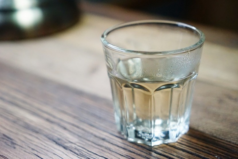 Manfaat Larangan Bernafas dalam Gelas Saat Minum. Foto: Segelas air minum. Ilustrasi