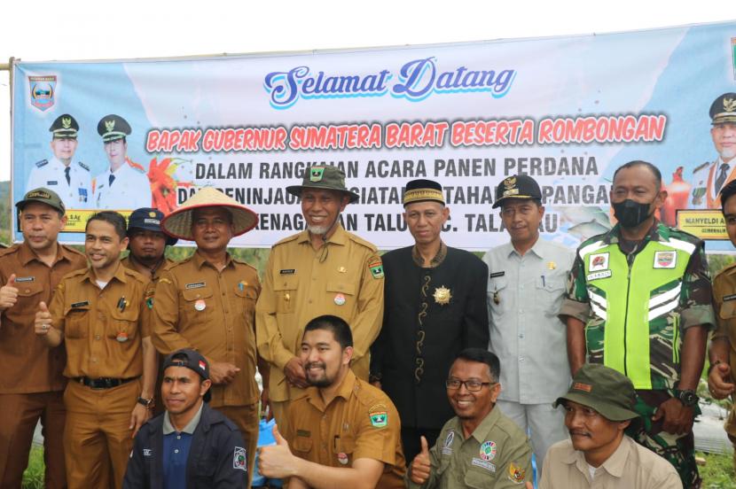 Sehari berkantor di Nagari Talu, Gubernur Sumatera Barat (Sumbar), Buya Mahyeldi, meninjau langsung enam titik budidaya tanaman cabai, bawang, dan budidaya ikan yang berada di lima jorong Nagari Talu, yaitu Sungai Janiah, Tabek Sirah, Jorong Merdeka, Perhimpunan Nagari Talu, dan Patomuan, Senin (24/10/2022). 