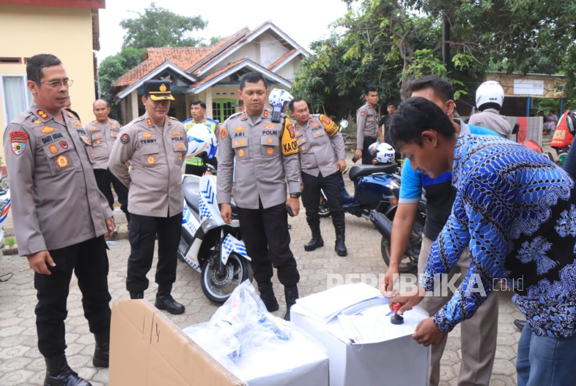 Sehari jelang pencoblosan, Kapolres Indramayu, AKBP Ari Setyawan Wibowo, memimpin patroli skala besar di seluruh wilayah hukum Polres Indramayu, Selasa (26/11/2024) sore. 