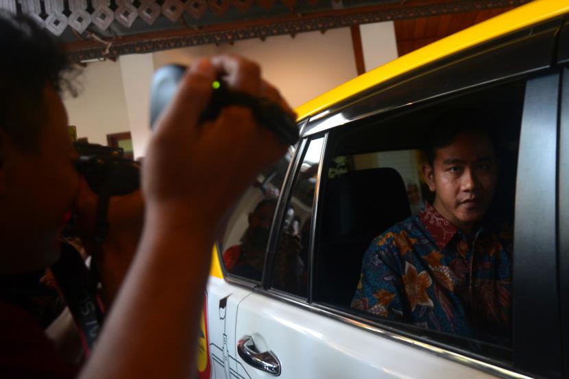 Gibran Rakabuming Raka dan istri tiba di Kertanegara memakai mobil pribadi Prabowo.