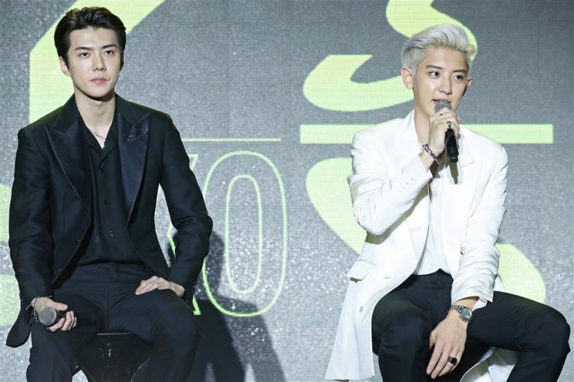 Sehun (kiri) dan Chanyeol (kanan) EXO. SM Entertainment membantah kabar Sehun dan Chanyeol pindah agensi.