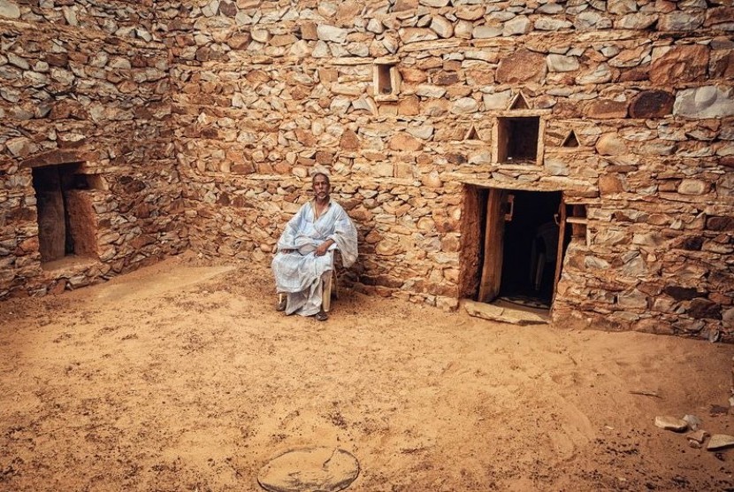 Seif Islam yang merupakan penjaga perpustakaan kuno di Kota Chingguetti, Mauritania