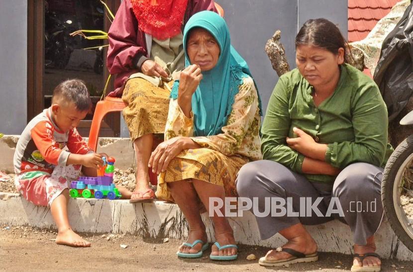 Seiring kian meningkatnya aktivitas gunung Merapi, warga kelompok rentan di Desa Klakah, Kecamatan Selo, Kabupaten Boyolali, Jawa Tengah sejak Rabu (11/11) telah dievakuasi dan menghuni Tempat Penampungan Pengungsi Sementara (TPPS) yang menempati Balai Desa Klakah.