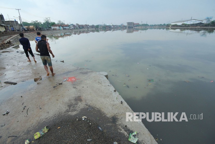 Seiring meluapnya Sungai Citarum, ketinggian air Danau Retensi di Cieunteung, Kecamatan Baleendah, Kabupaten Bandung, terus meningkat, Kamis (8/11).