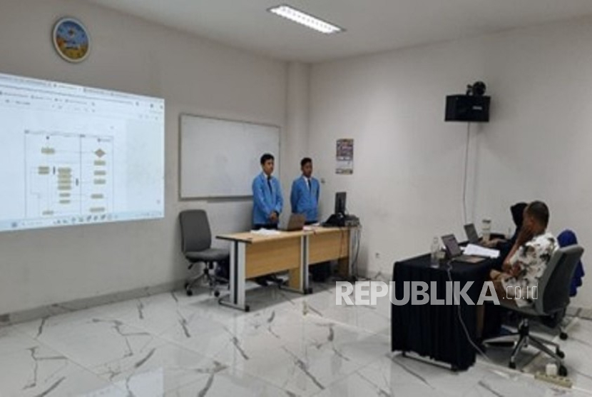 Sejak 11-22 Agustus 2025, 390 mahasiswa FTI dan FEB UNM mengikuti sidang skripsi, sebuah tahap krusial untuk meraih gelar sarjana.