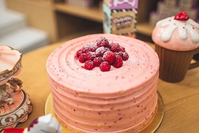 Sejak dibuka pada Mei 2013, Colette & Lola telah sukses mencuri perhatian para pecinta kuliner, khususnya kue. 