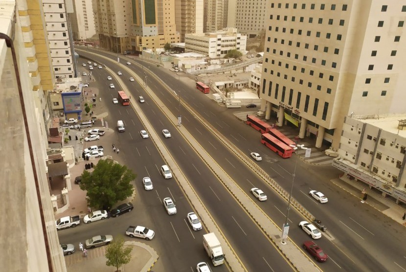 455 Stasiun Bus Beroperasi di Makkah. Foto:  Sejak dihentikannya layanan Bus shalawat dari dan Masjidil Haram, sejumlah jalan protokol di Kota Makkah sepi dari bus, Kamis (8/8). Jamaah yang hendak bepergian, terpaksa menggunakan taksi dengan harga yang cukup tinggi untuk jarak tertentu. 