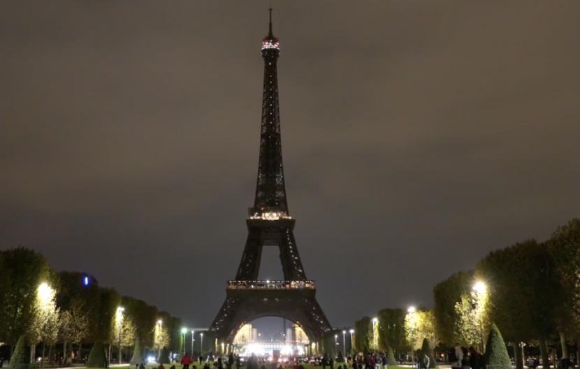 Sejak Jumat (23/9), lampu-lampu di Menara Eiffel mulai dimatikan pada pukul 23.45 waktu setempat dalam upaya untuk menghemat listrik akibat krisis energi.