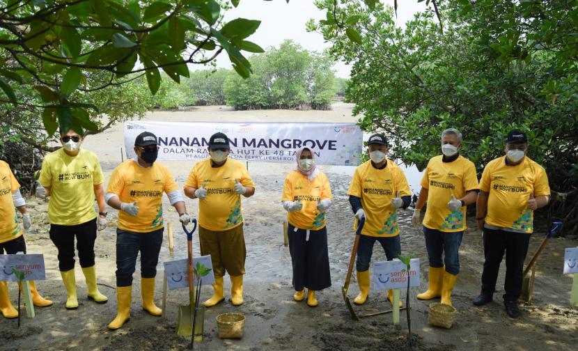  Sejalan dengan komitmen Indonesia untuk mengurangi emisi karbon hingga 29% pada 2030 mendatang, ASDP akselerasi program penanaman mangrove unttuk menekan emisi karbon.