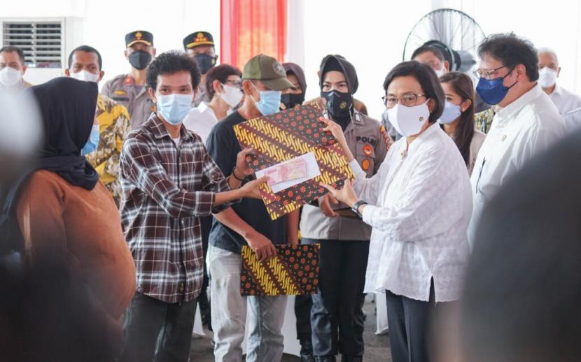 Sejalan dengan peluncuran program Bantuan Tunai untuk PKL-Warung, Menteri Keuangan, Sri Mulyani Indrawati melakukan kunjungan kerja ke Medan pada Kamis (9/9).