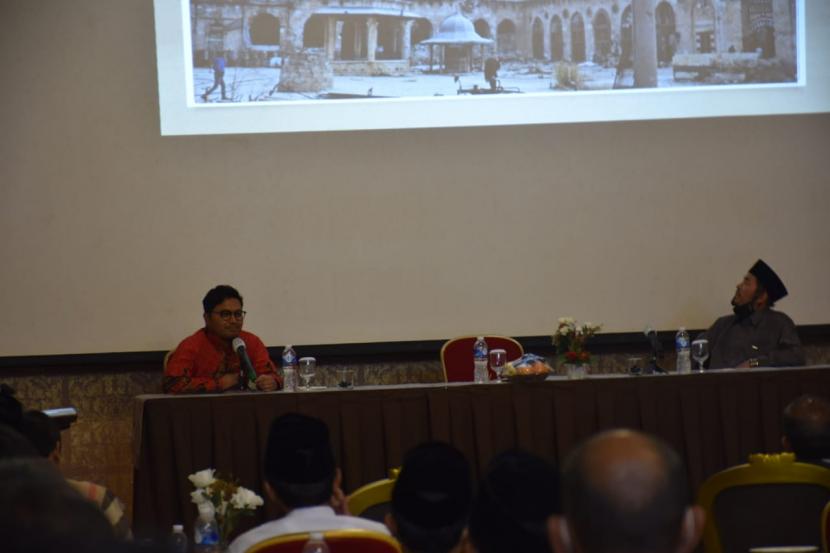 Sejarawan Islam, Ahmad Ginanjar Syaban (kiri) saat menjadi pembicara dalam acara Workshop Kebangsaan yang digelar Densus 88 Anti Teror Polri di Kota Bogor, Kamis (20/12). 