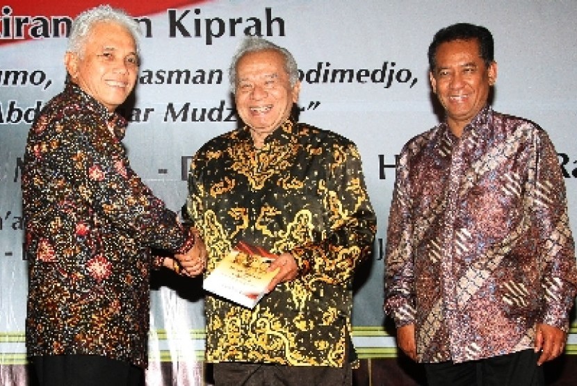 Sejarawan LIPI Taufik Abdullah (tengah).