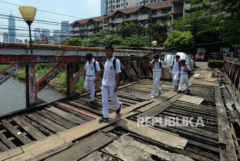 Sejulah pelajar melintasi jembatan kayu di kawasan Tanah Abang (Ilustrasi)