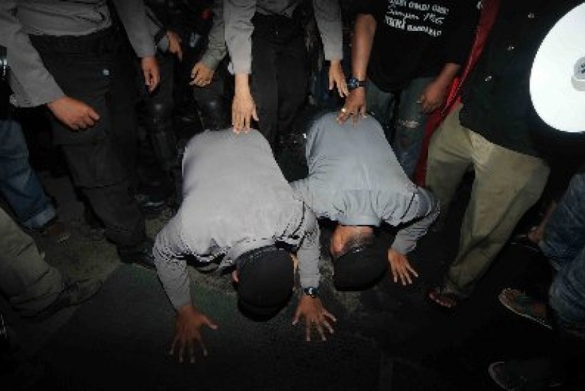 Sejumah anggota polisi melakukan sujud syukur usai Komjen Budi Gunawan dinyatakan memenangkan gugatan praperadilan.