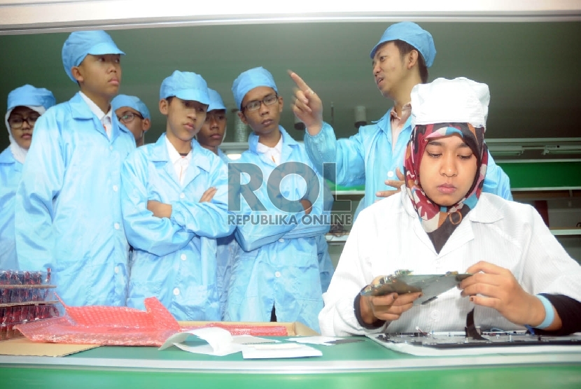 Sejumah siswa siswi SMK Negeri 4 Padalarang mengamati jalannya perakitan laptop merk Axioo di pabrik perakitannya di Kawasan Industri Pulogadung Jakarta. 
