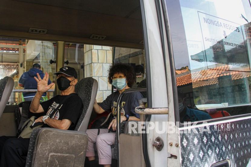 Sejumah wisatawan asing asal Singapura berada didalam bus pariwisata saat tiba di Pelabuhan Ferry Internasional Nongsapura, Batam, Kepulauan Riau (ilustrasi). 