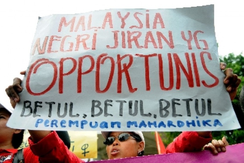  Sejumalah pengunjuk rasa dari berbagai organisasi buruh melakukan aksi mengecam tindakan pemerkosaan TKW Indonesia oleh polisi Malaysia di depan Kedutaan Besar Malaysia, Jakarta